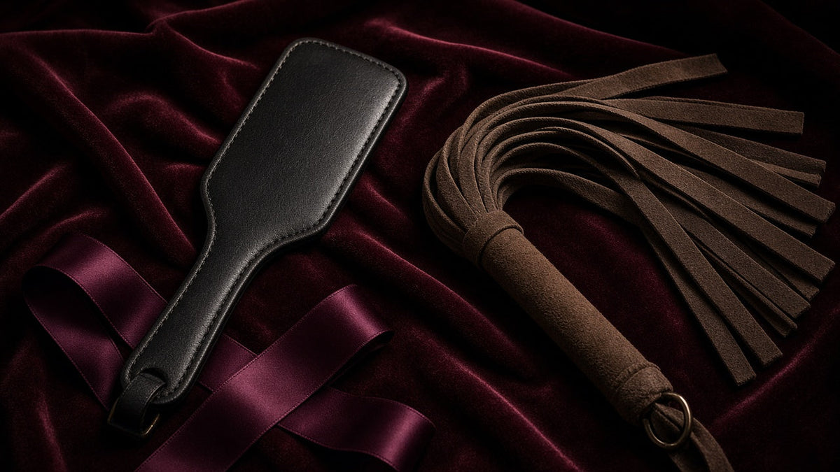 Pala de cuero y flogger de ante sobre terciopelo burdeos para iniciarse en el impact play
