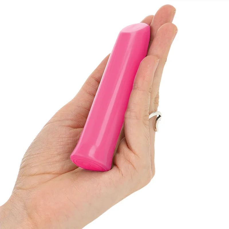 Bala estimuladora rosa en la mano, diseño alargado y liso