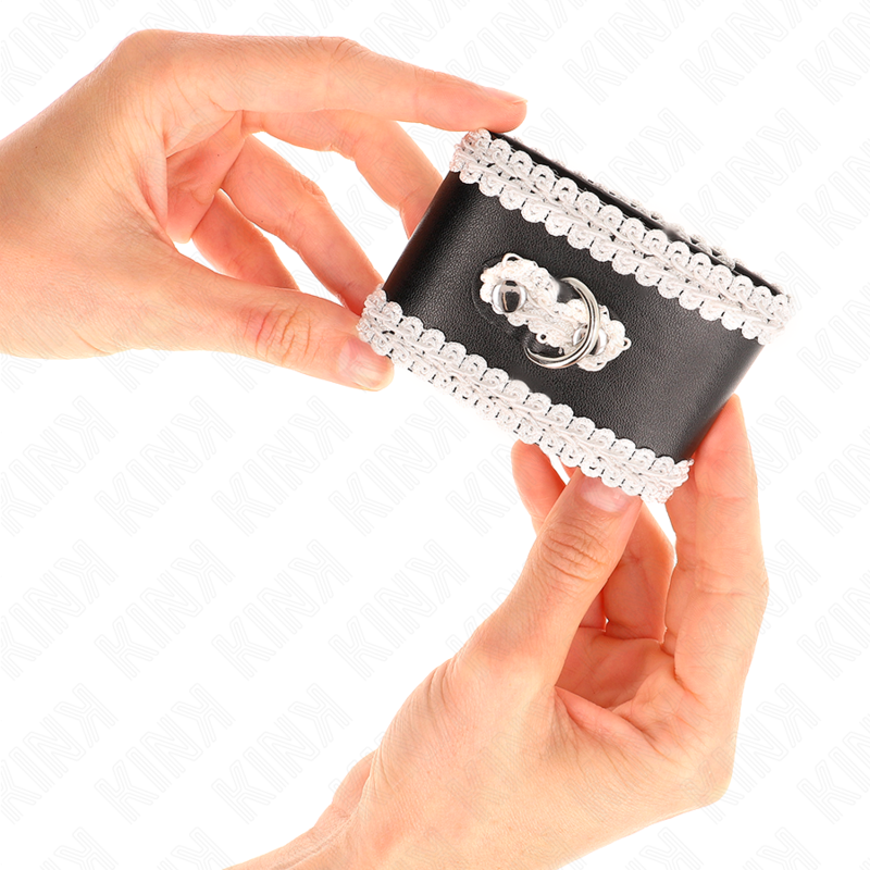 KINK - MUÑEQUERAS NEGRO CON ENCAJE DECORATIVO BLANCO AJUSTABLE 20-23 CM X 5.5 CM - Noctiva