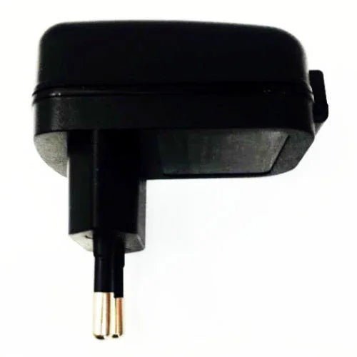 Cargador europeo USB DREAMLOVE negro visto de lado con conector y clavija doble