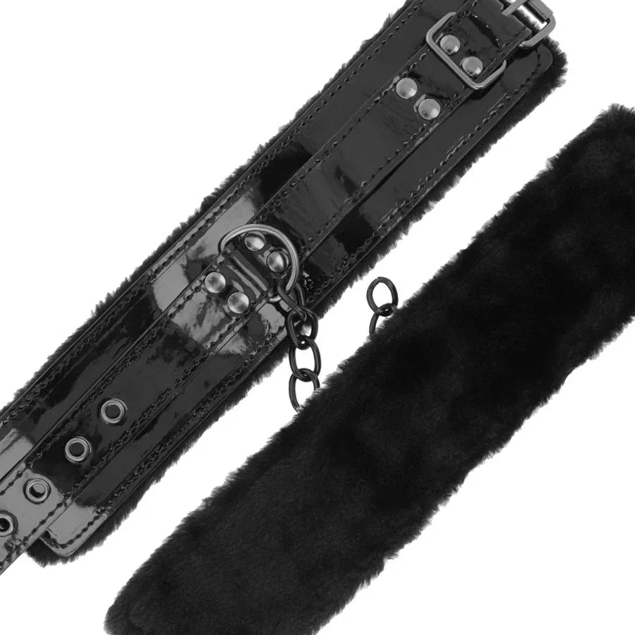 Correas de cuero negro con remaches, anillas y eslabones para esposas