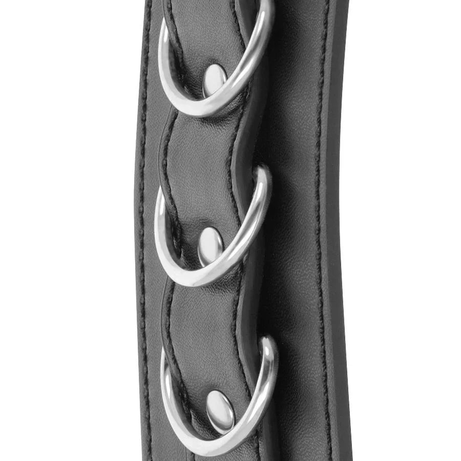 Correa de cuero negro de tobillo con tres anillas metálicas cromadas.