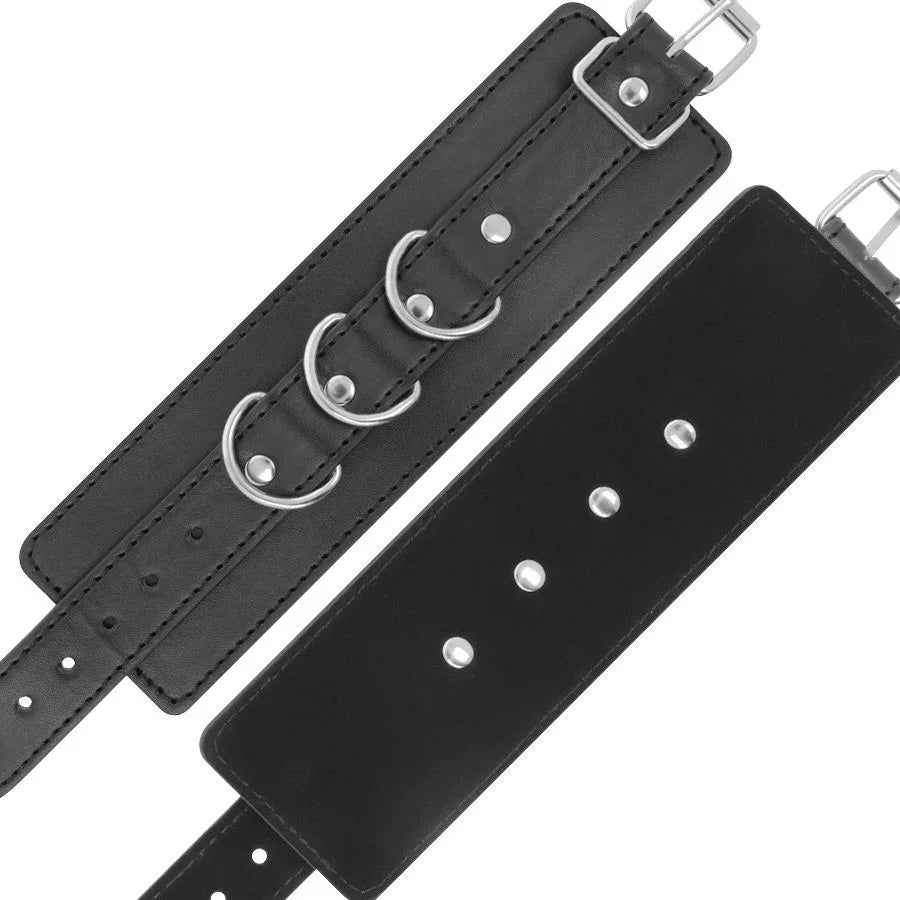 Esposas de tobillo de cuero negro con correas, hebillas metálicas y remaches.