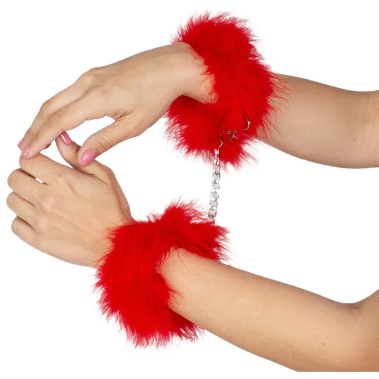 Esposas rojas de marabú con cadena, ajustadas en las muñecas