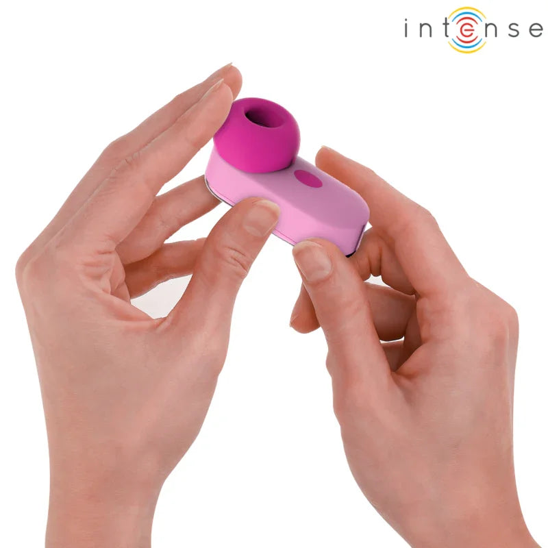 Set de estimulador clitorís INTENSE rosa, manos sosteniendo la pieza compacta